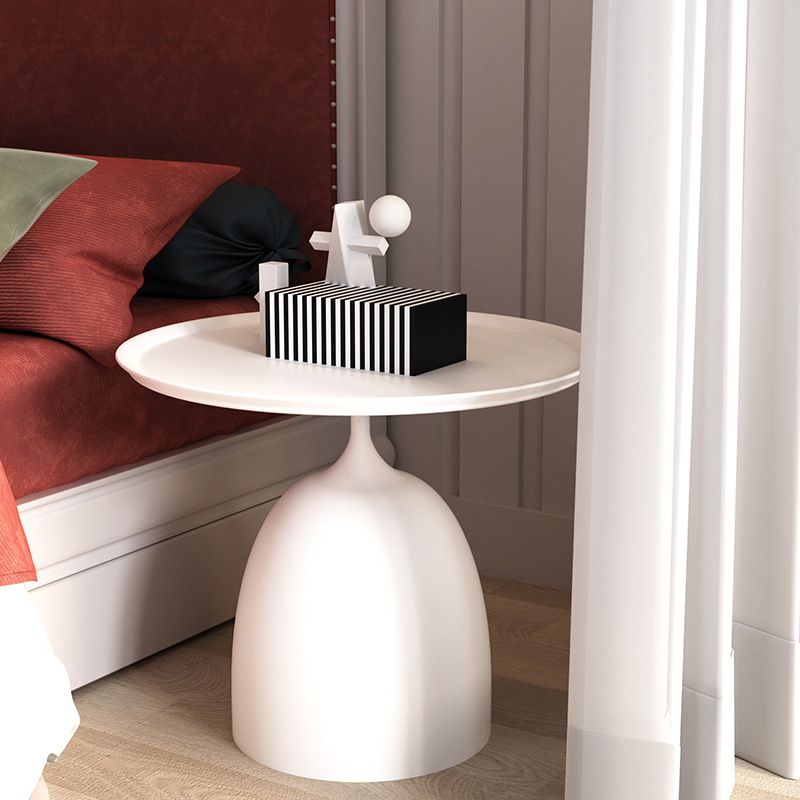 Table de l'extrémité latérale en métal minimaliste du milieu du siècle