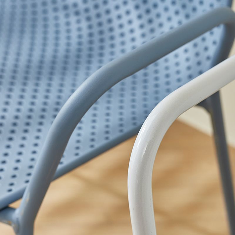 Silla de brazo de estilo contemporáneo silla de comedor de plástico con base de metal