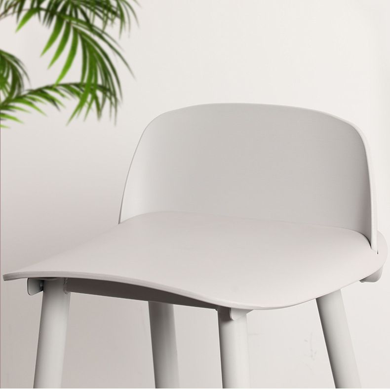 Meubles en plastique scandinave en plastique en plastique avec des jambes métalliques en finition mate