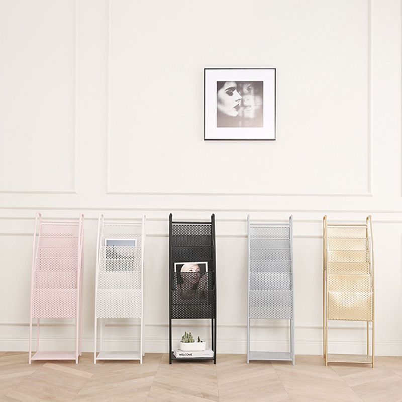 Libreria in metallo verticale in stile moderno con scaffali