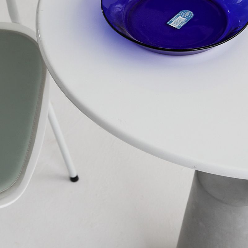 Modern Single Leg Base Solid Color Metal Round Top Coffee Table