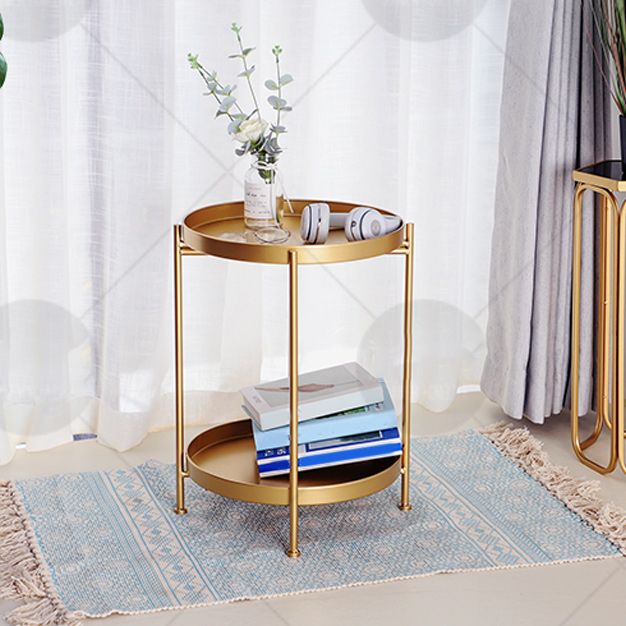 Tavolo laterale superiore del vassoio rotondo della metà del secolo Metal 4 gambe tavolino con scaffale