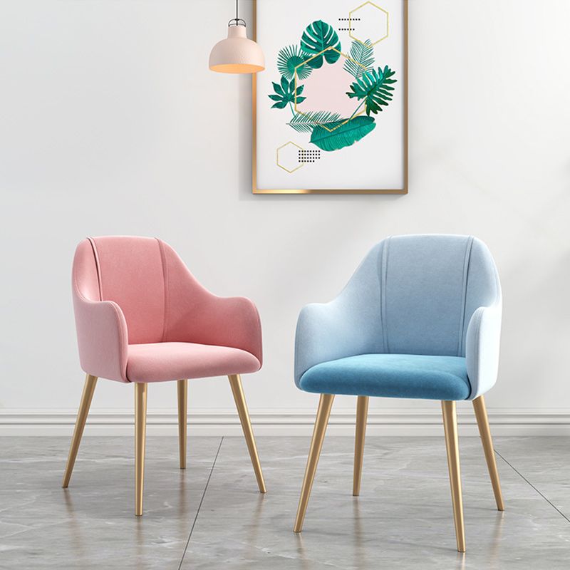 グラムダイニングアーム椅子布張りの腕の椅子と家のための金色の脚