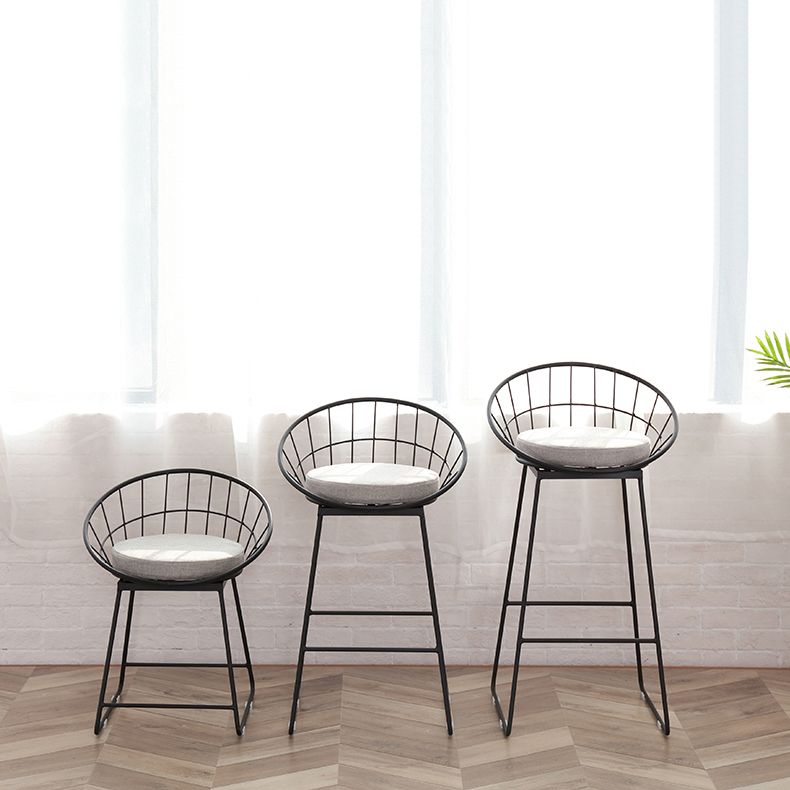 Moderno poggiapiedi poggiapiedi sgabello da bar sul secchio posteriore per caffetteria