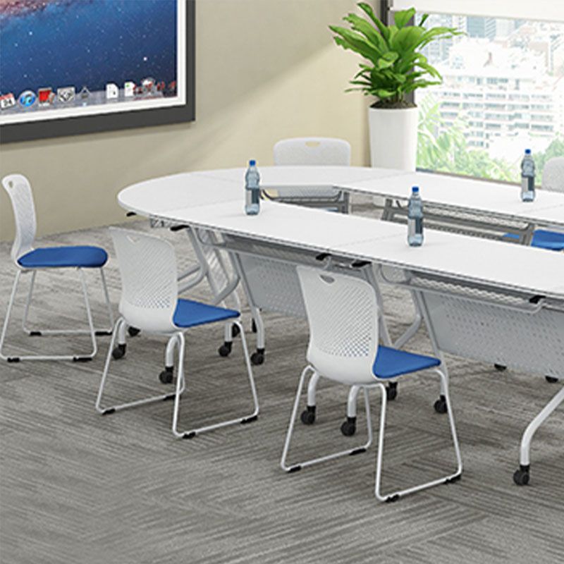 Sedia da ufficio imbottita moderna senza braccio.