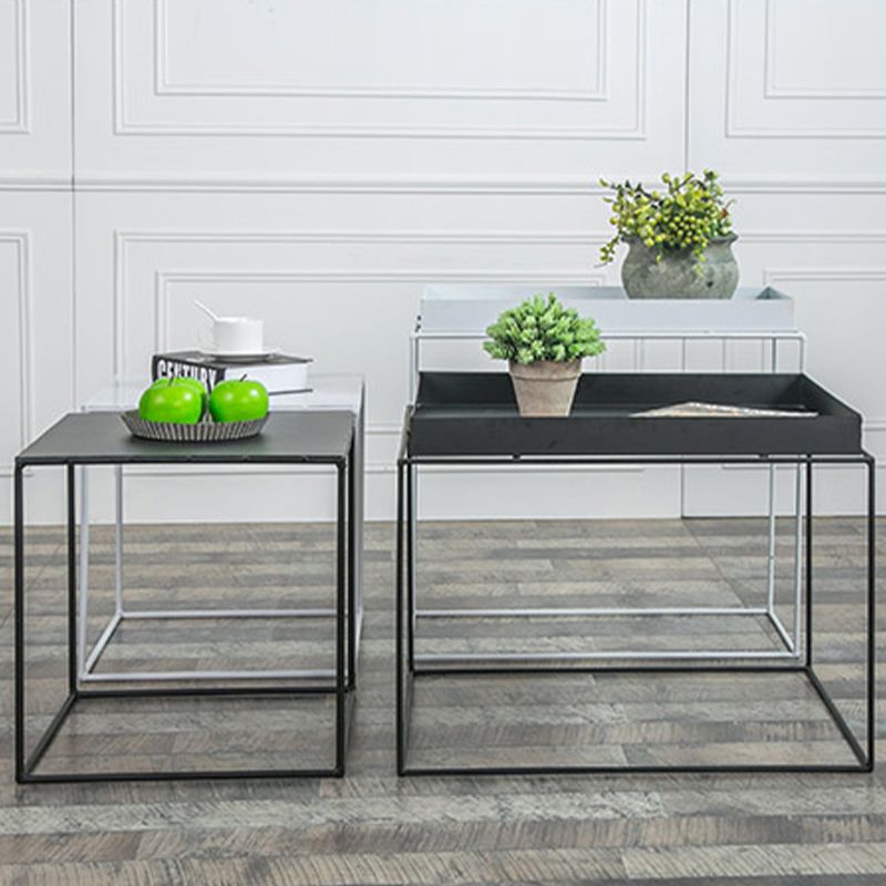 Mesa de metal de la mesa de esquina negra de mediados del siglo