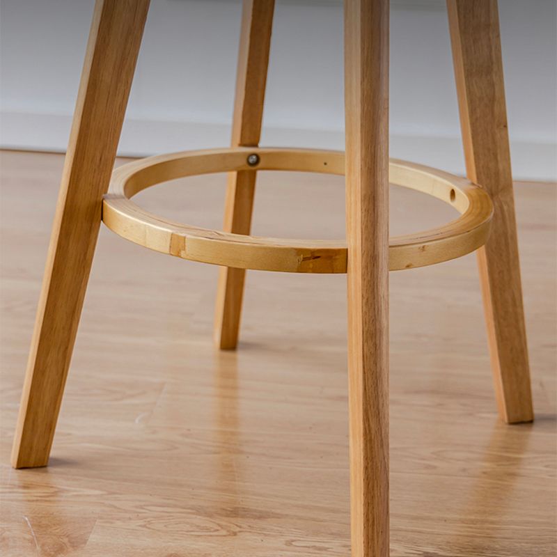 Sgabelli da bar rotondi a braccia rotondi con base in legno