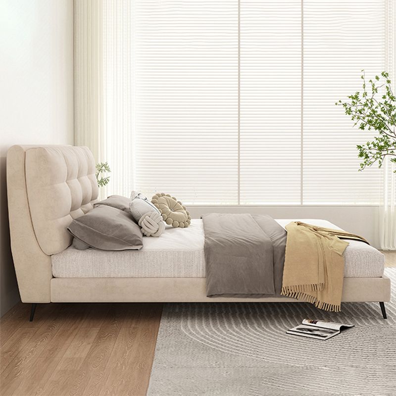 Eigentijds standaardbed met rechthoekige gestoffeerd hoofdeinde