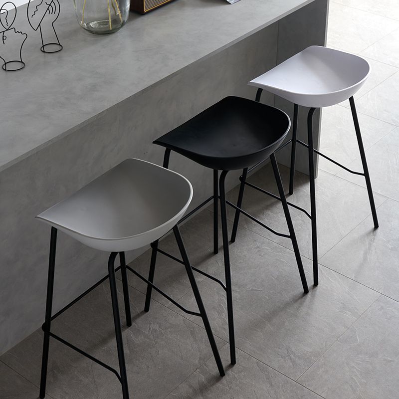 Moderne plastic voorgevormde stoel voetsteun metalen basiskruk voor woonkamer