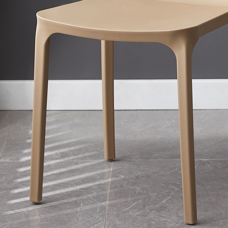 Zeitgenössischer Innenflügelback -Plastikstapelarm ohne Seitungsstuhl