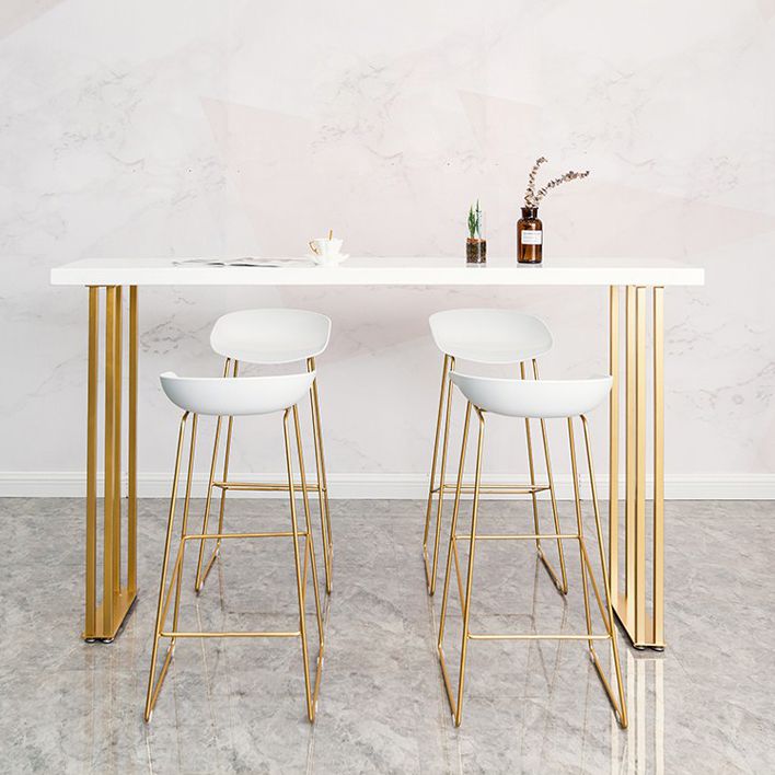 Sgabello da bar acrilico da bar in metallo scandinavo con base d'oro