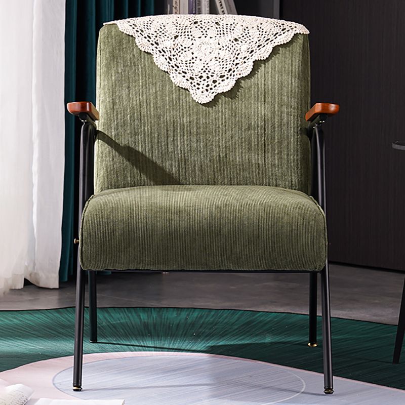 Poltrona di accento moderno di metà secolo in velluto a coste e metallo