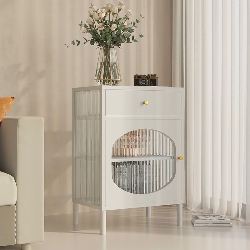 Serveur de restauration intérieure moderne avec portes en verre.