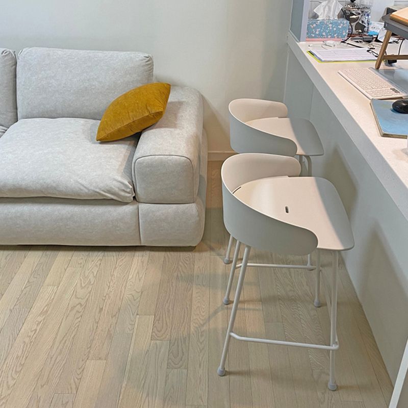 ホワイトメタルベースのあるコンテンポラリーバケツローバックアームレスバースツール