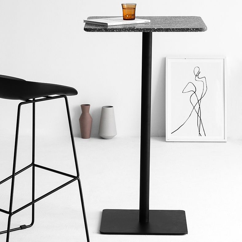 Quadratischer und runder Stehtisch mit Sockel, moderner Stehtisch aus Stein für den Außenbereich