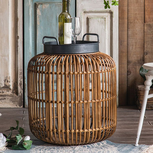 Tavolo di accento lato superiore del vassoio in metallo rustico e tavolo da tamburo rattan