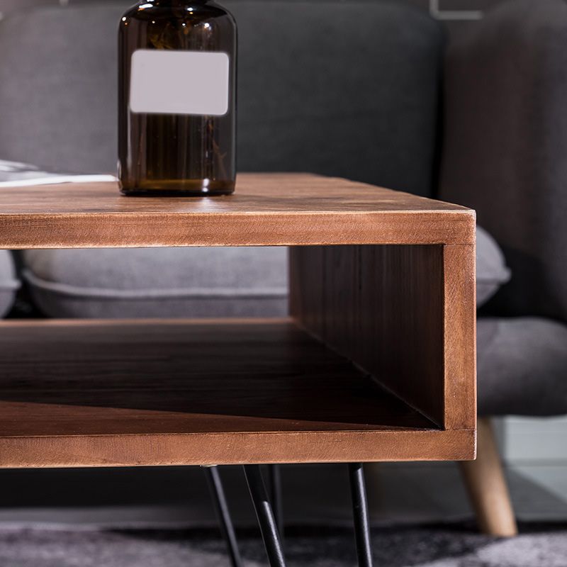 Tavolino contemporaneo con top marrone e gambe di ferro nero