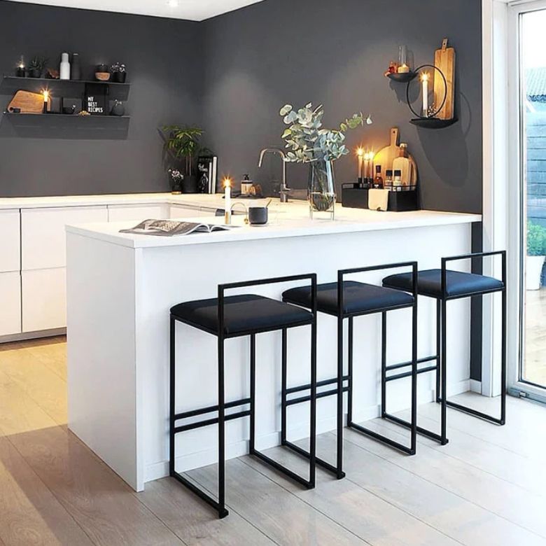 Silla de bar de brazo industrial de contador tapizado de espalda baja con reposapiés