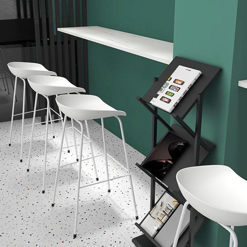 Eigentijdse woonkamer plastic lage rug barkruk met voetsteun