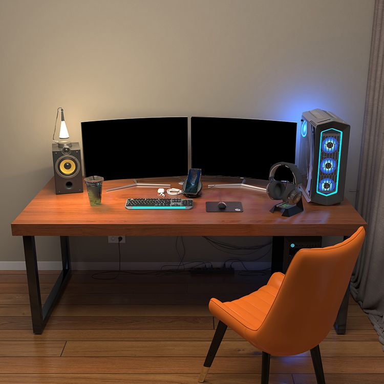 Rechteckiger Büroschreibtisch zeitgenössischer brauner Schlitten Metallbein Gaming Desk