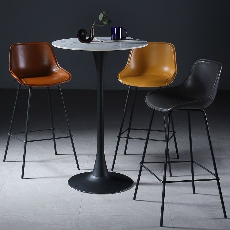 Hedendaagse gestoffeerde lage rugkakbarkrukken met metalen basis