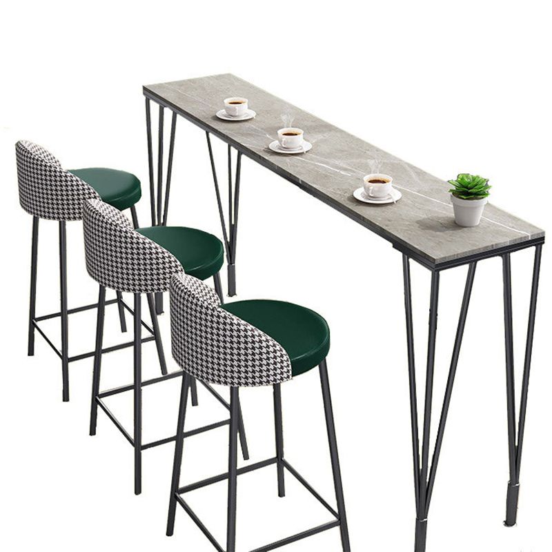 Bistrotisch im Industriestil mit Steinplatte und Metallbeinen
