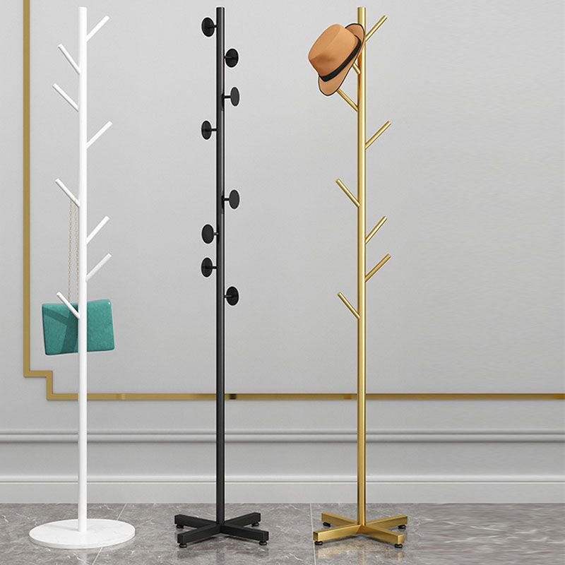 Hermosos ganchos de colgra de abrigo estante de abrigo de metal de pie con fondo de mármol