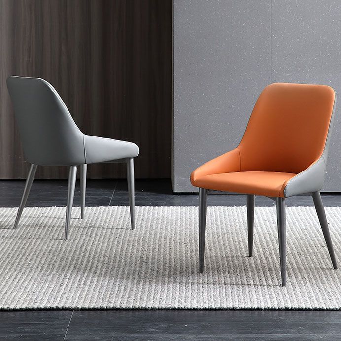 Silla de comedor de cuero moderna silla parsons con patas de matal en acabado mate para casa
