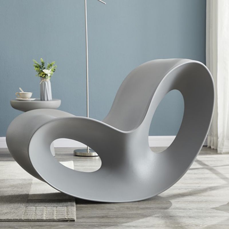 Chaise à bascule à bascule contemporain en plastique et chaise de culbuteur en acrylique