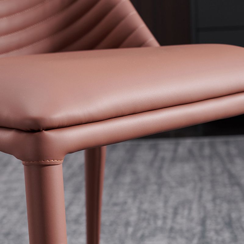 キッチン用の金属製の脚とモダンなスタイルのアームレスサイドチェアフェイクレザーチェア