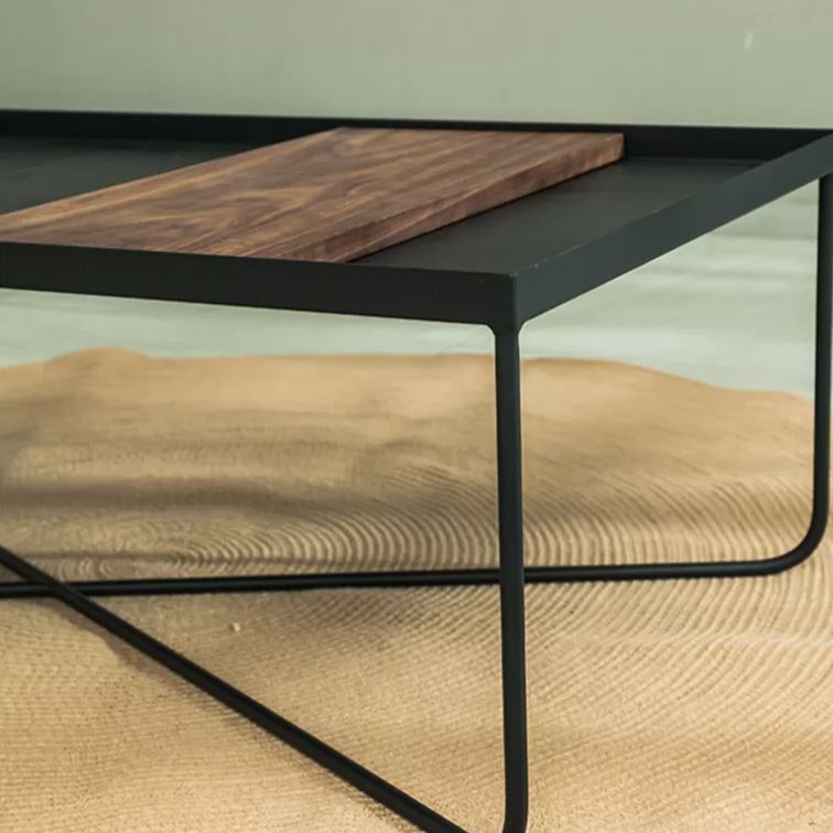 Tavolino da caffè moderno Mid-Century in metallo e legno con gambe incrociate