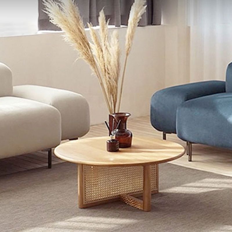 Tavolino scandinavo rotondo con gambe incrociate in legno di pino