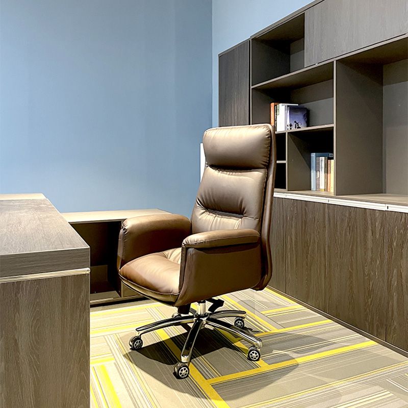 Chaise de bureau en cuir de base en acier haute chaise de bureau rembourrée avec roues