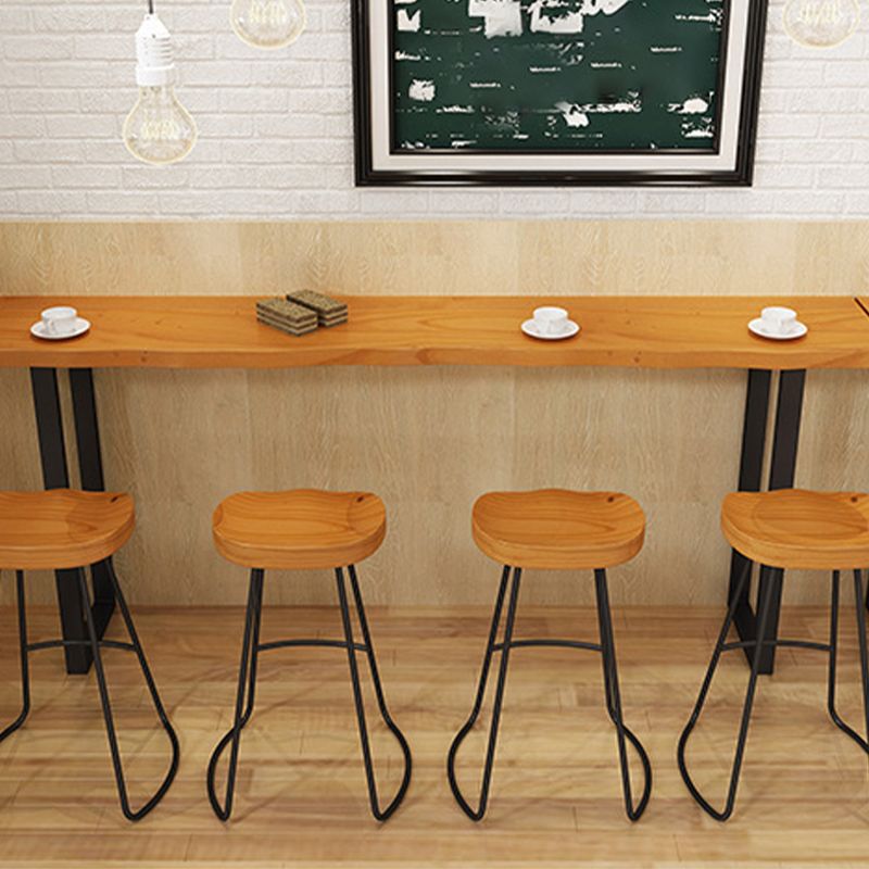 Moderner Bistrotisch in Barhöhe mit Massivholzplatte und Kufengestell