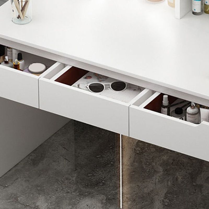 Moderne en bois avec une chambre de maquillage miroir éclairé de chambre à coucher