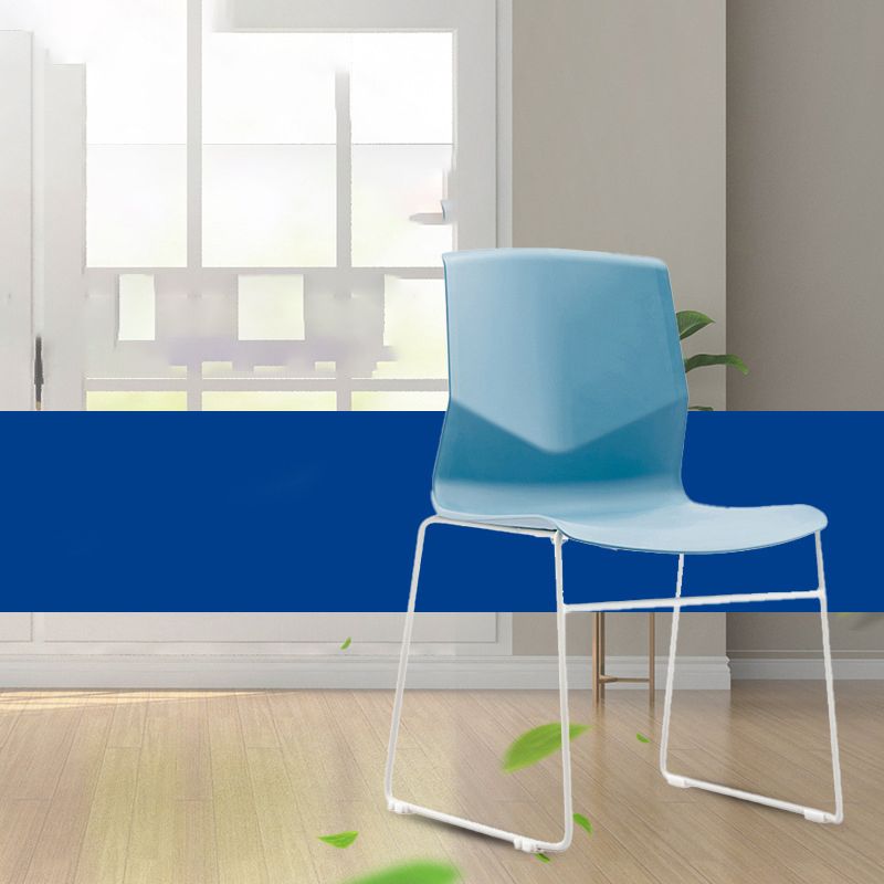 Zeitgenössischer armloser Bürorebecher Ergonomischer Schreibtischstuhl mitten zurück