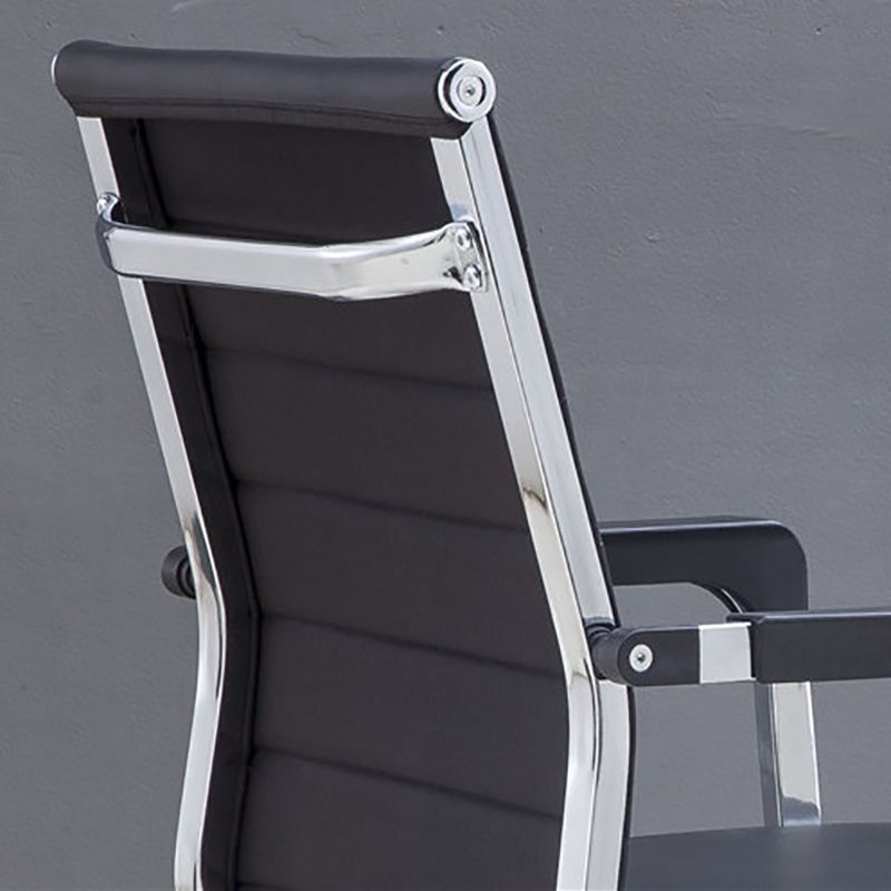 Silla moderna de escritorio de cuero negro con silla de oficina en la mitad de la espalda y la parte superior de la espalda en casa