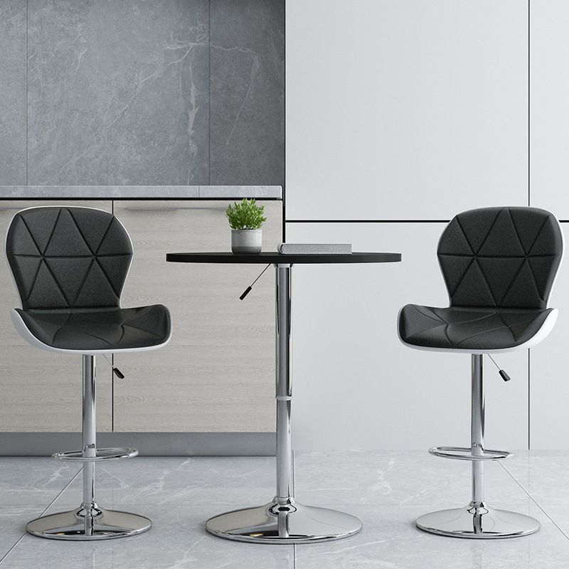 Moderne metalen barkruk van kunstleer met matte afwerking