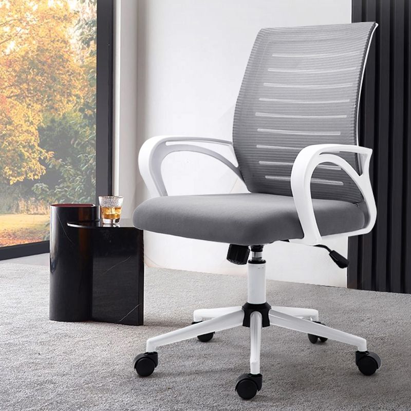 モダニズム固定武器室の椅子メッシュバックデスクチェア付き車輪付き