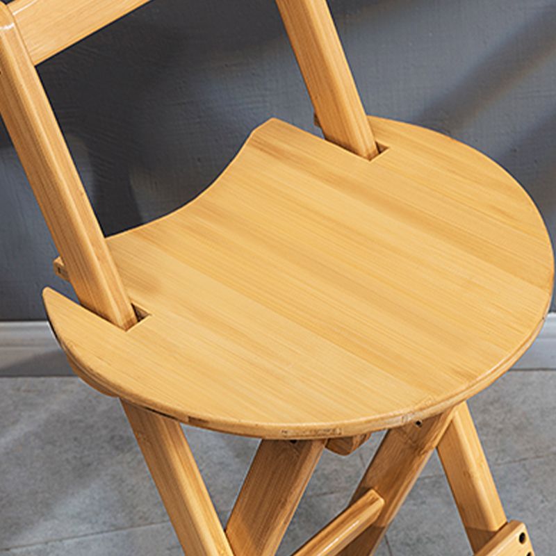 Sgabelli da bar per interni contemporanei in legno.