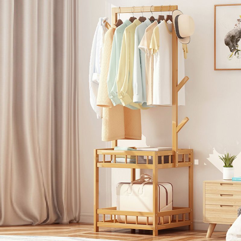 Moderne entreehal boom houten planken kleerhanger hal kapstok