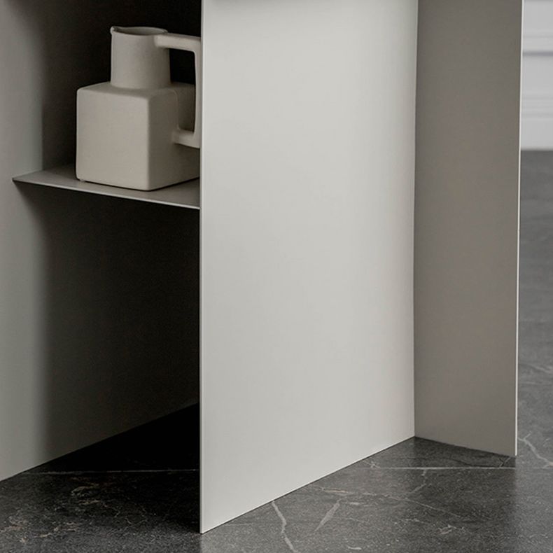 Table de bout abstraite de métal table de coin du milieu du siècle avec étagère