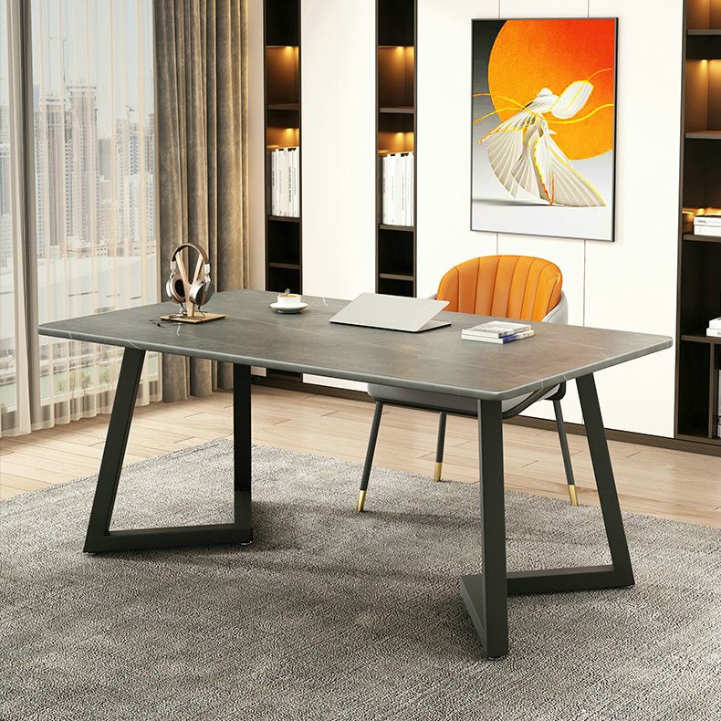 Eigentijdse kantoorbureau antieke afwerking rechthoekige computerbureau