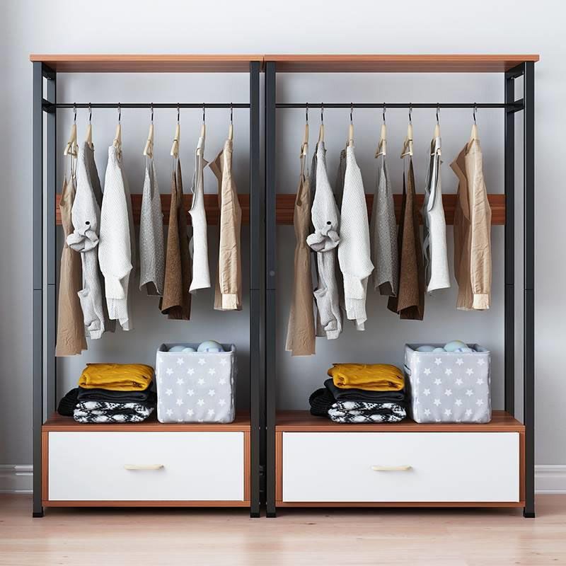 Rack de manteaux en bois blanc.