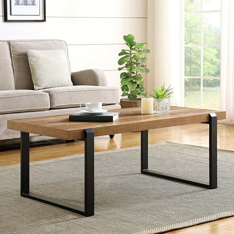 Skandinavischer Couchtisch mit rechteckiger Massivholzplatte und Kufengestell aus Eisen