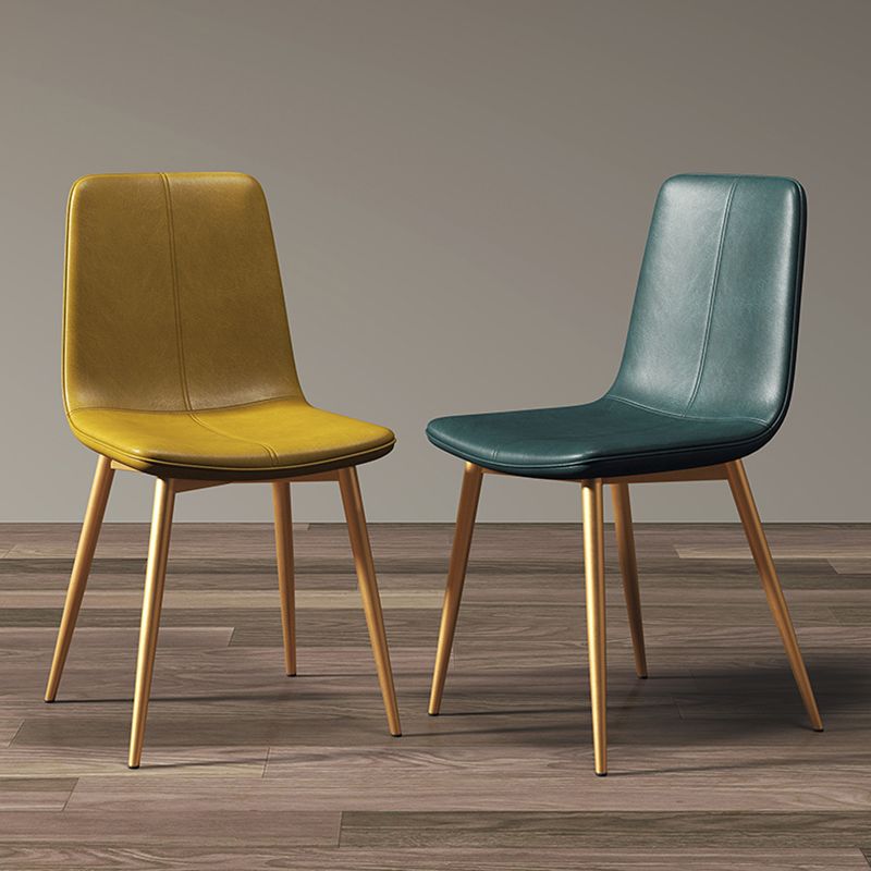 Glam -stijl eetkamerstoel faux lederen eetkamerstoel met metalen benen