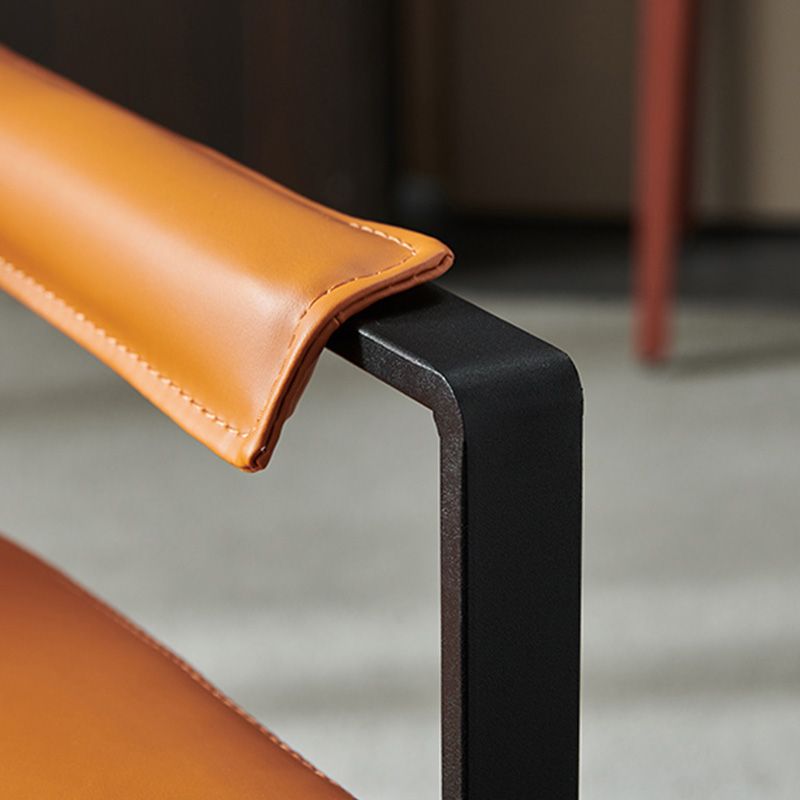 Braccia in pelle di ufficio a colori solidi inclusi con cuscino con gambe nere poltrona