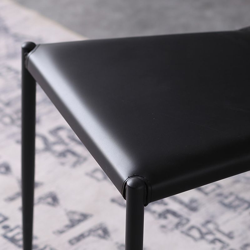 Moderne eenvoudige zijstoel kleurrijke faux lederen kant eetkamerstoel voor woonkamer