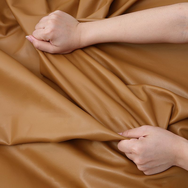 保管室のリビングルーム枕トップアーム茶色の座席付き