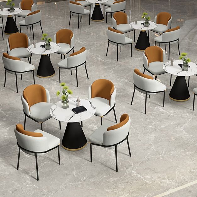 Mesa de comedor redonda contemporánea de metal mesa de piedra sinterizada con pedestal negro